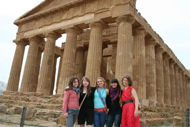 学生们在意大利古代遗迹前摆姿势的照片